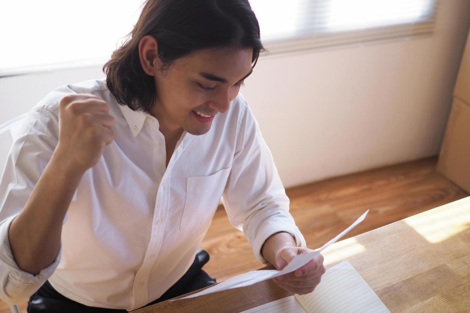 Équipe travaillant sur l'analyse budgétaire