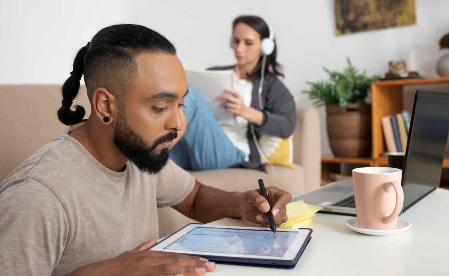 Professionnel analysant des documents financiers sur son bureau