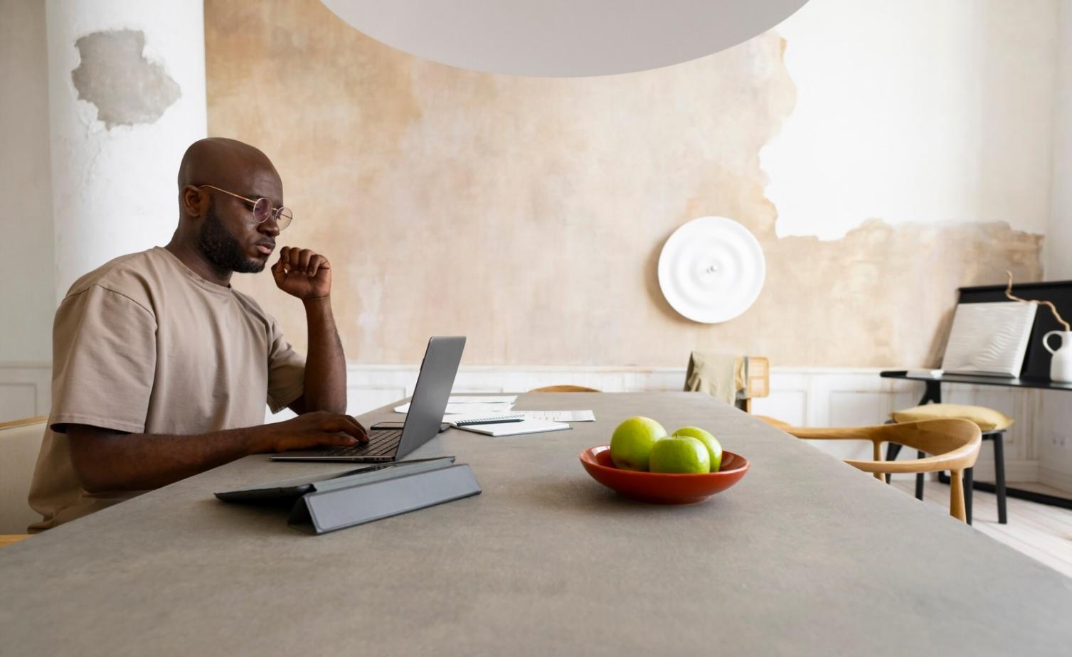 Analyse financière en équipe avec graphiques et tableaux de bord